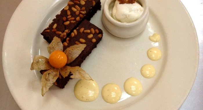 Шоколадный черемуховый пирог с ванильным мороженным