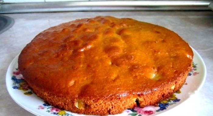 Яблочная шарлотка на скорую руку