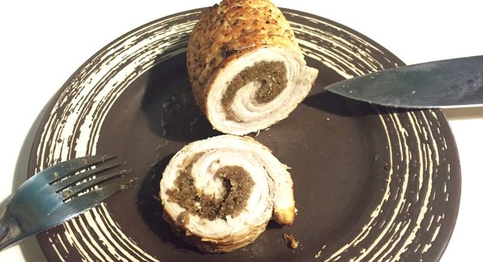 Рулет из свинины с пикантной начинкой