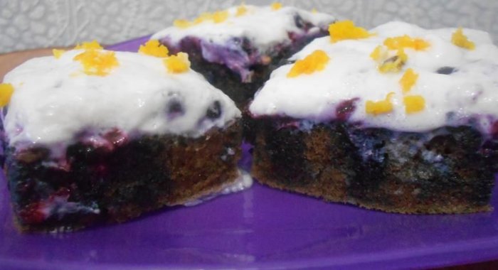 Шоколадно-черничная шарлотка под шоколадным кремом и взбитыми сливками