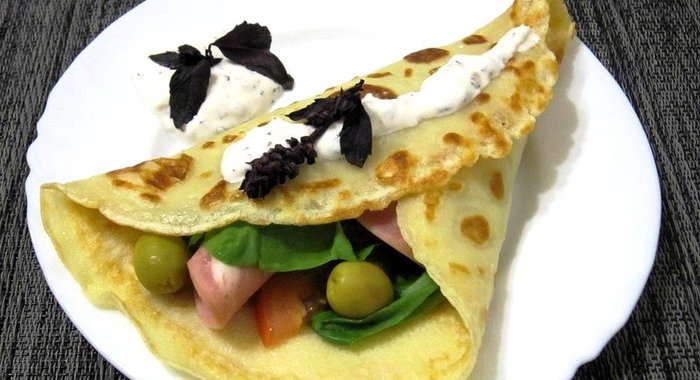 Закусочные блинчики с ветчиной и сметанным соусом