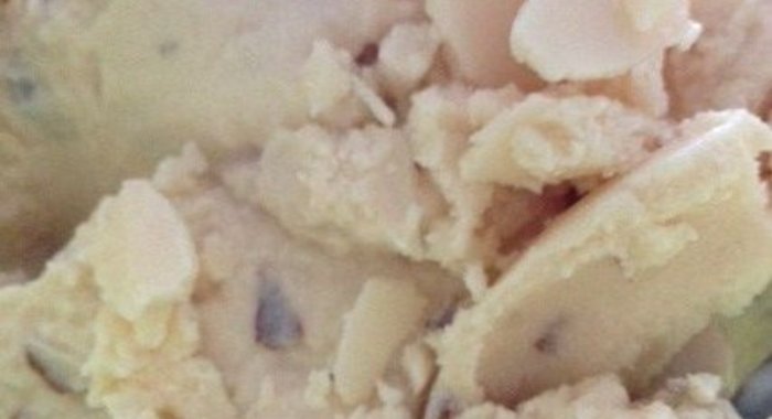 Ванильное мороженое из творога с миндалем