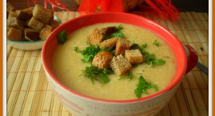 Гороховый суп-пюре с гренками