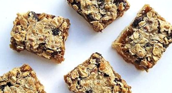 Овсяные пирожные с орехами и изюмом