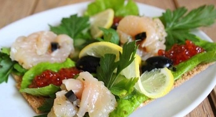 Праздничные бутерброды с лососем и красной икрой