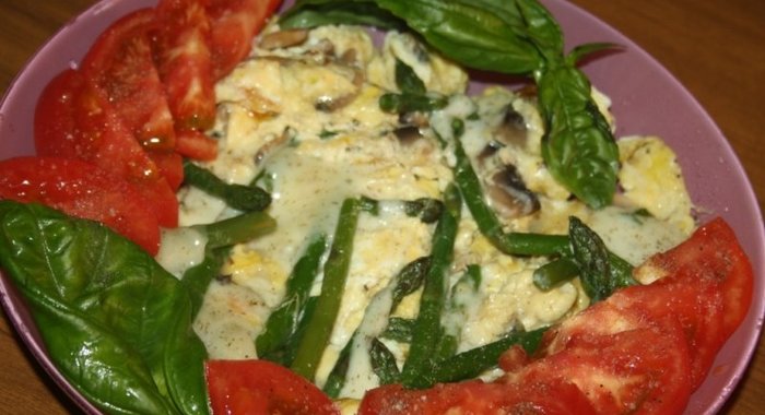 Омлет со спаржей и шампиньонами