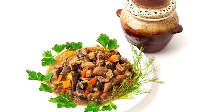 Тушеный свиной окорок с овощами