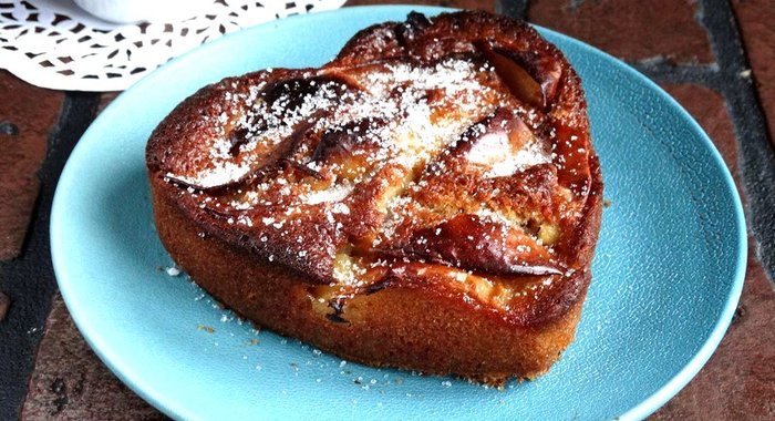 Яблочная шарлотка на кефире