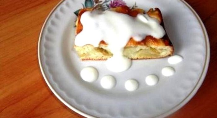 Шарлотка со сметанным тестом