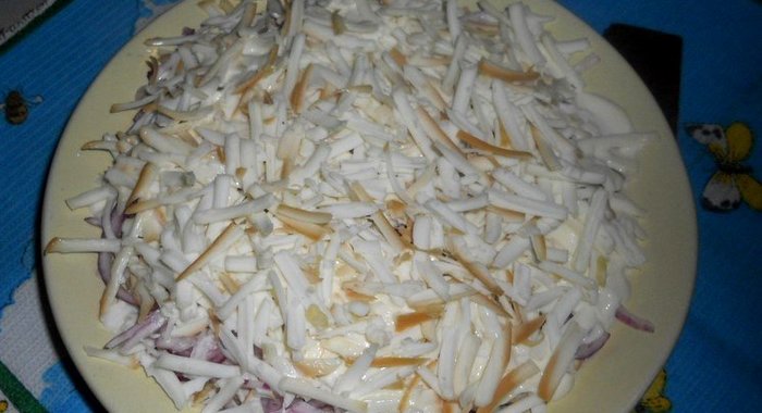 Салат слоеный с луком и колбасным сыром