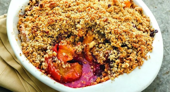 Пирог-крошка с фруктами и фундуком