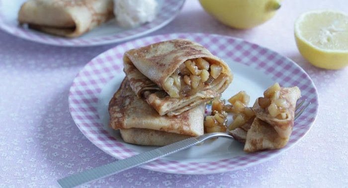 Блины, фаршированные яблоками с орехами и корицей