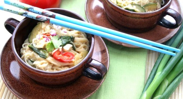 Жареные овощи и тофу с имбирем, кунжутным маслом и мисо