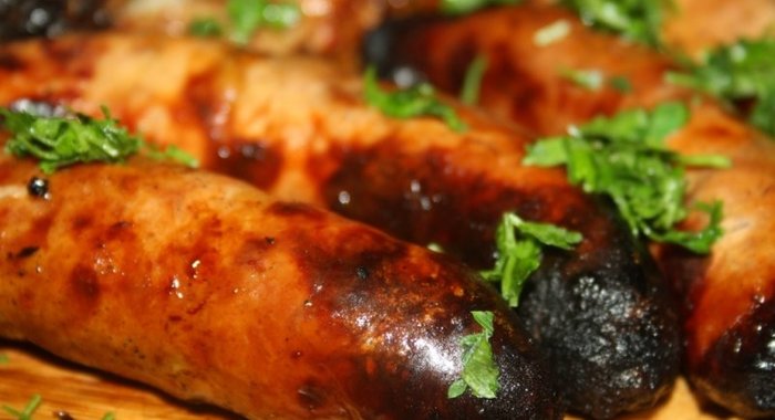 Свино-говяжьи купаты на мангале на липовой доске