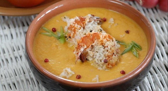 Морковный суп-пюре с жареными креветками