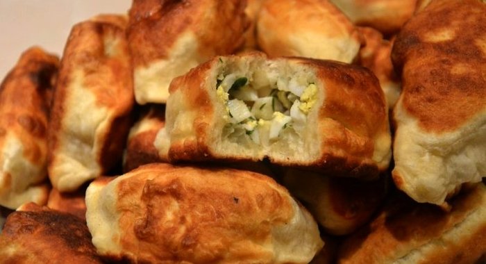 Пирожки с зеленым луком и яйцом
