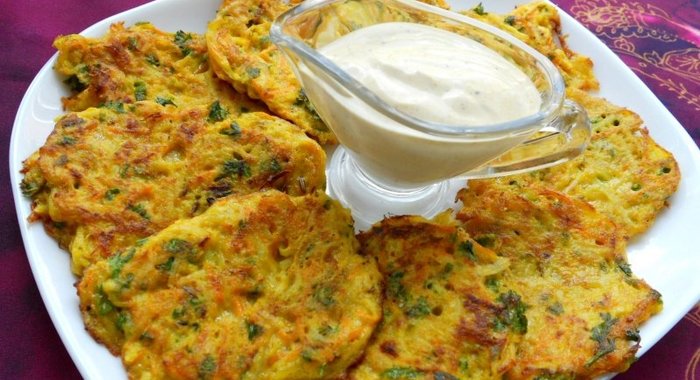 Оладьи овощные с соусом карри по-индийски