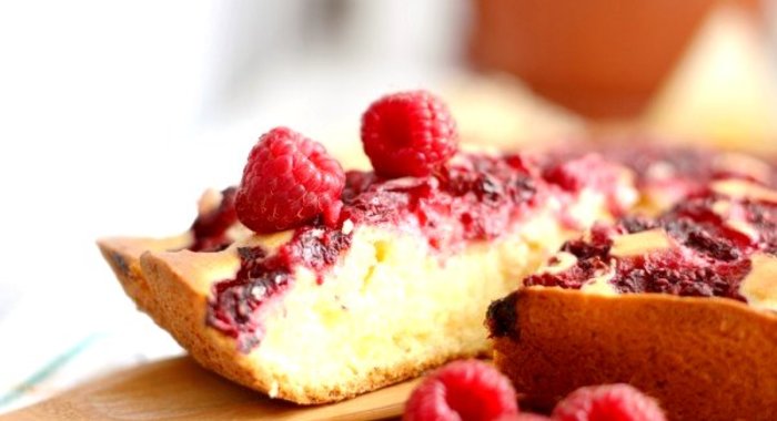 Шарлотка с малиной