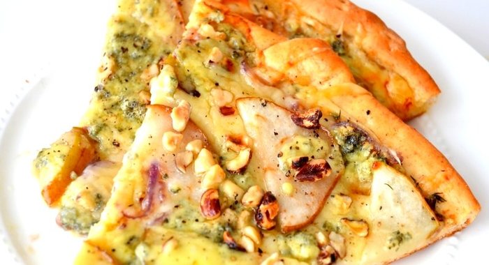 Пицца с грушами и острой копченой ветчиной