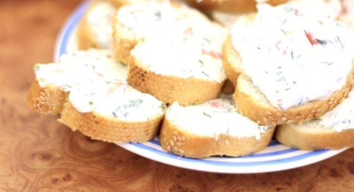 Горячие бутерброды с творогом, соевым соусом и укропом
