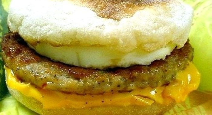 Макмаффин с яйцом и свиной котлетой