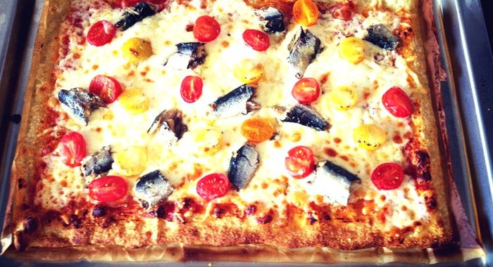 Быстрая пицца с сардинами