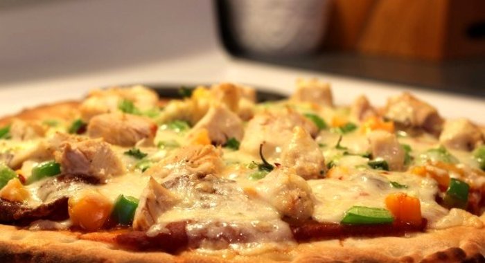 Пицца с вареной курицей