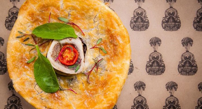 Шотландский мясной пирог с томленой говядиной на сахарной косточке