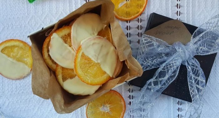 Апельсиновые чипсы в белом шоколаде