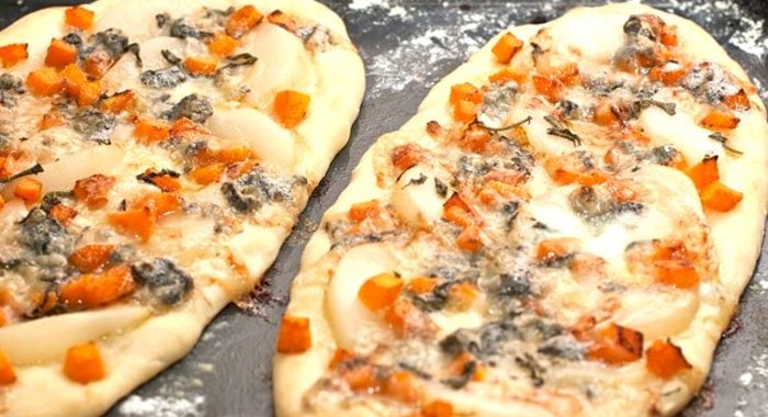 Пицца с тыквой, грушей и горгонзолой