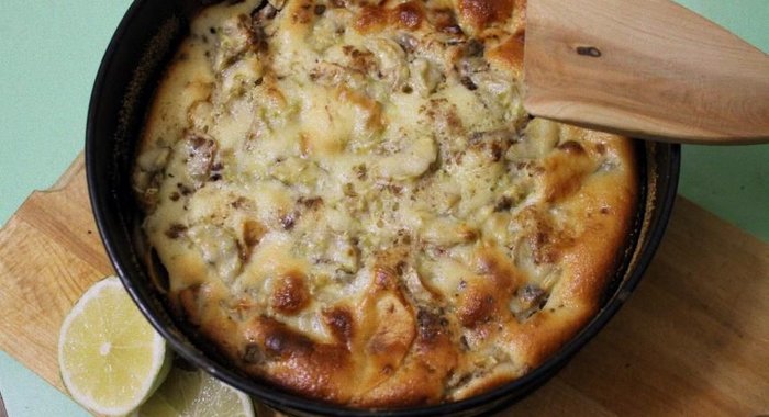 Шарлотка с яблоками, бананом и лаймом