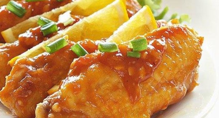 Курица, запеченная с лимоном и белым вином.