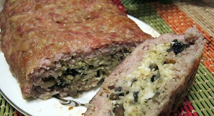 Рулет из мясного фарша с яйцом и грибами.