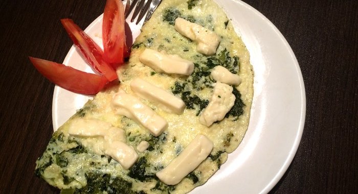Омлет со сметаной, шпинатом и козьим сыром