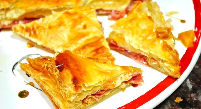 Слоеный пирог с сыром и колбасой