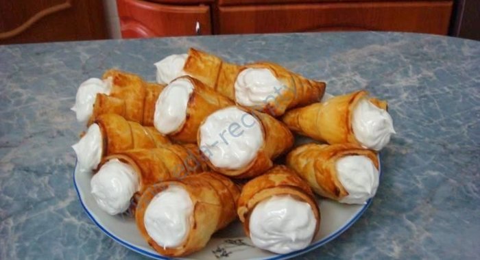 Слоеное пирожное трубочка с кремом