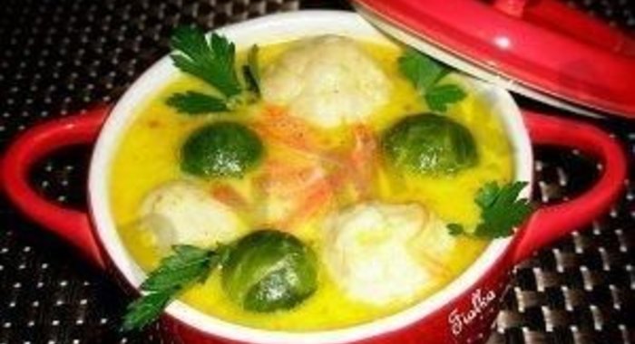 Сырный суп с брюссельской капустой и картофельными клецками