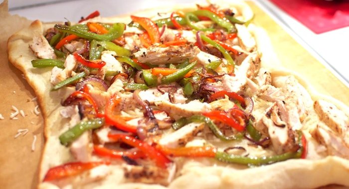 Пицца с курицей и перцем