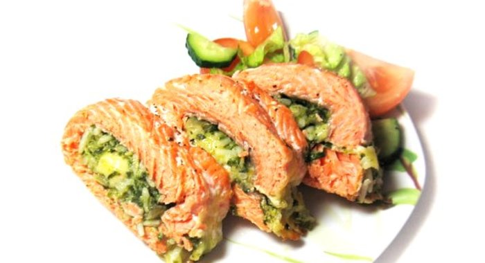 Фаршированный рулет из семги с рисом и шпинатом