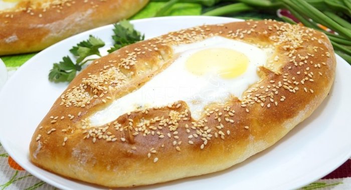Хачапури с брынзой и яйцом