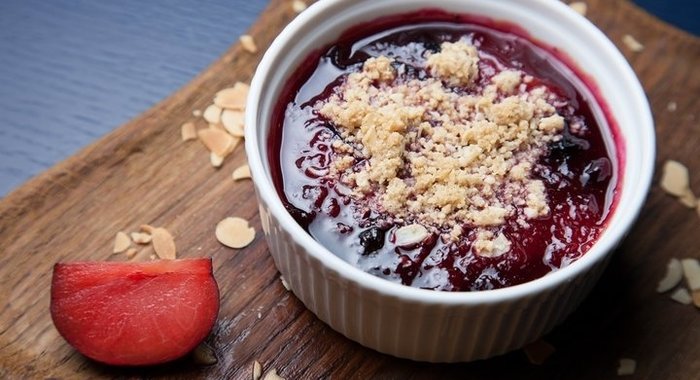 Сливовый крамбл