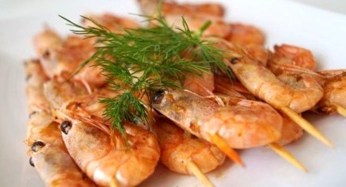 Шашлык из креветок на сковороде