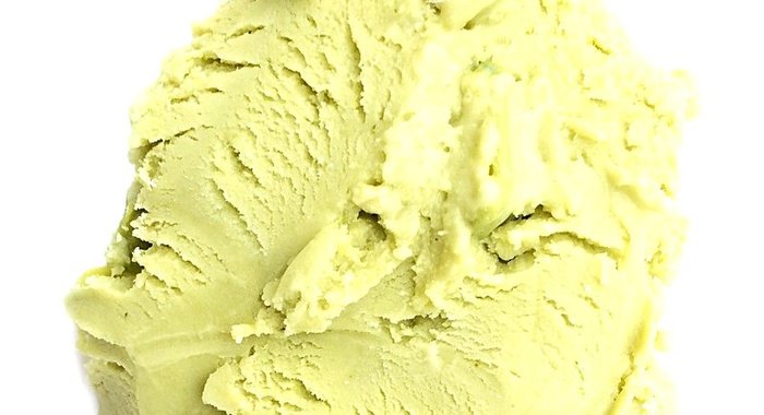 Мороженое с зеленым чаем матча и конфетами KitKat