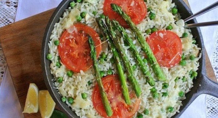 Запеченное ризотто с помидорами и спаржей