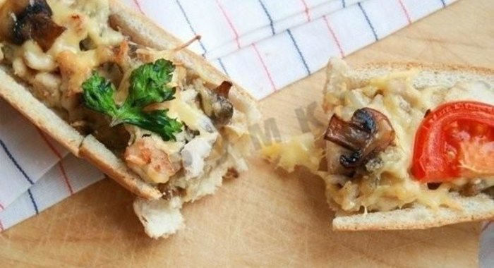 Фаршированный батон в духовке с сыром