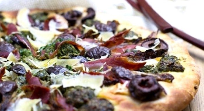 Пицца с цикорием и соусом песто