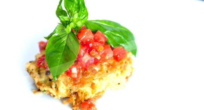 Котлеты из нута с томатной сальсой и базиликом