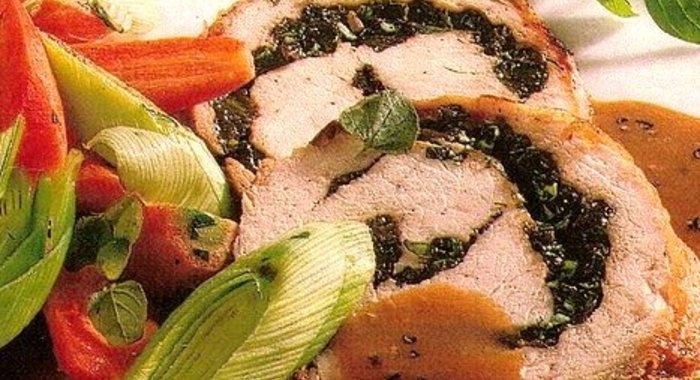 Рулетики из индейки со шпинатом и сыром в беконе