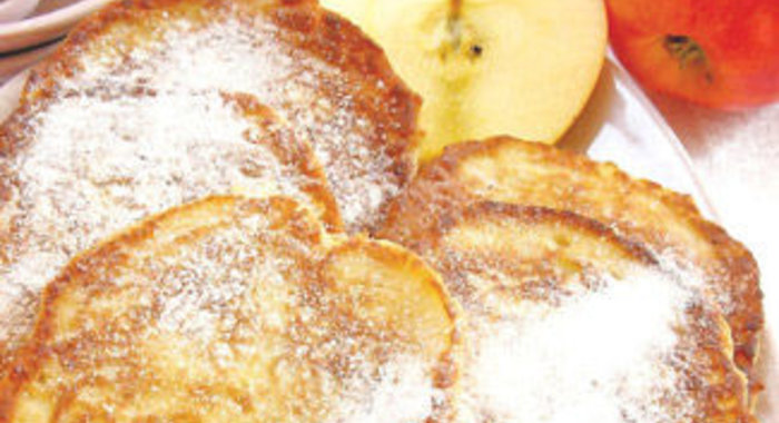 Яблочные оладьи с миндалем, корицей и медом