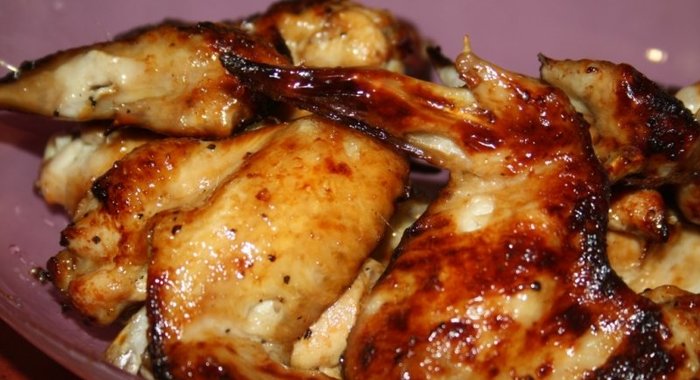 Куриные крылышки в соево-лимонном маринаде на шампурах на мангале